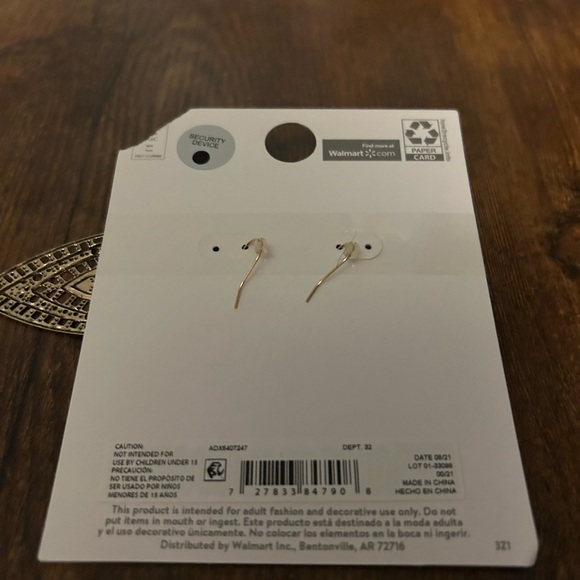 Gold Filigree Leaf Earrings - Picture 3 of 9